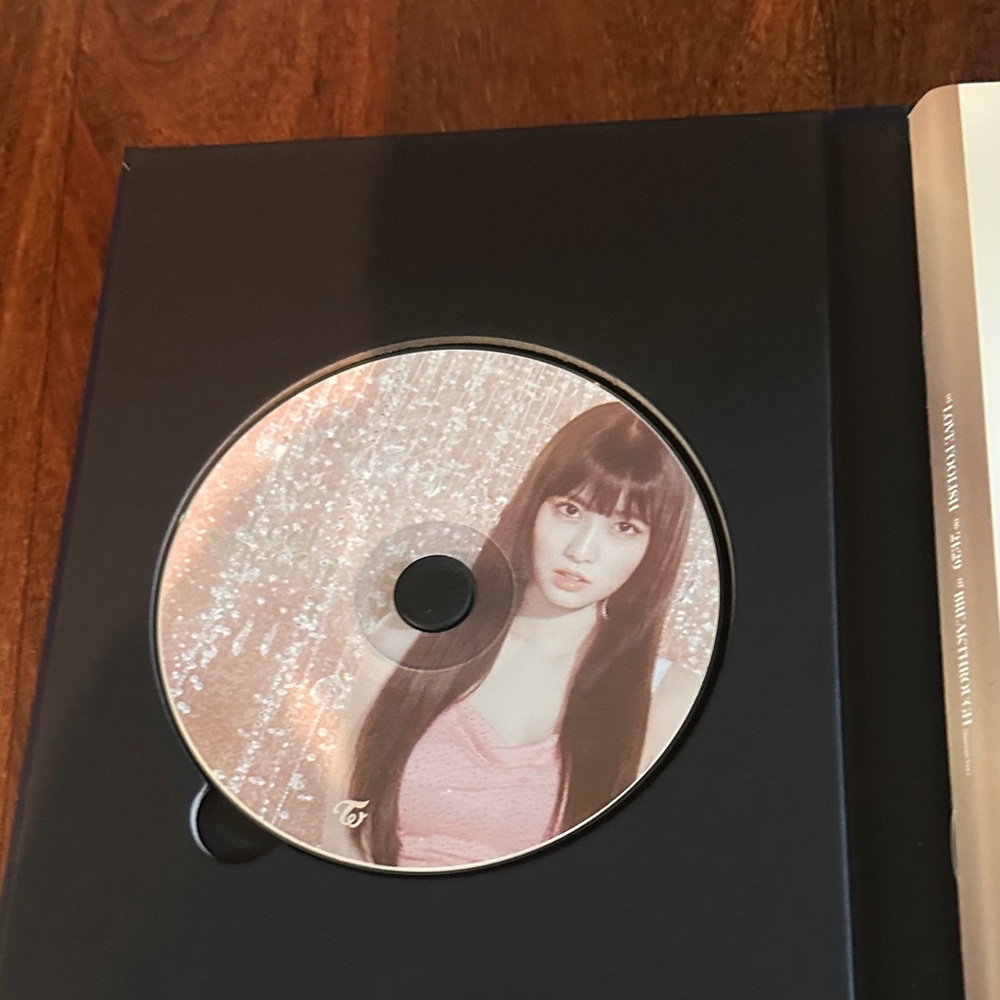 TWICE Feel Special Album + preorder photo cards - Picture 6 of 7